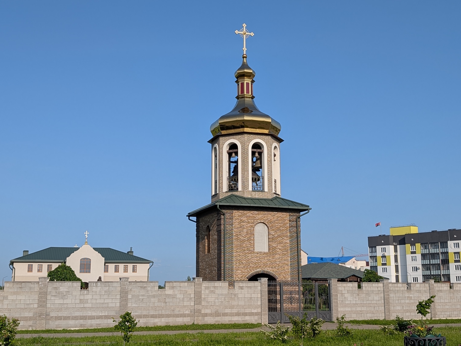 Брама-званіца пры храме прападобнага Паісія Святагорца